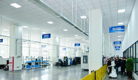 青岛科创大走廊·科创解码｜智能又暖心，机器人请记者喝了瓶水！国华具身智能产业园开园，瞄准打造北方第一人形机器人量产基地