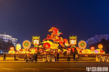 青岛五四广场：骏马迎春 流光溢彩