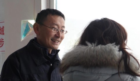 新春走基层｜三十年如一日，带小虎长大， “全国顶流”白虎小孬饲养员的趣味“寒假”来了