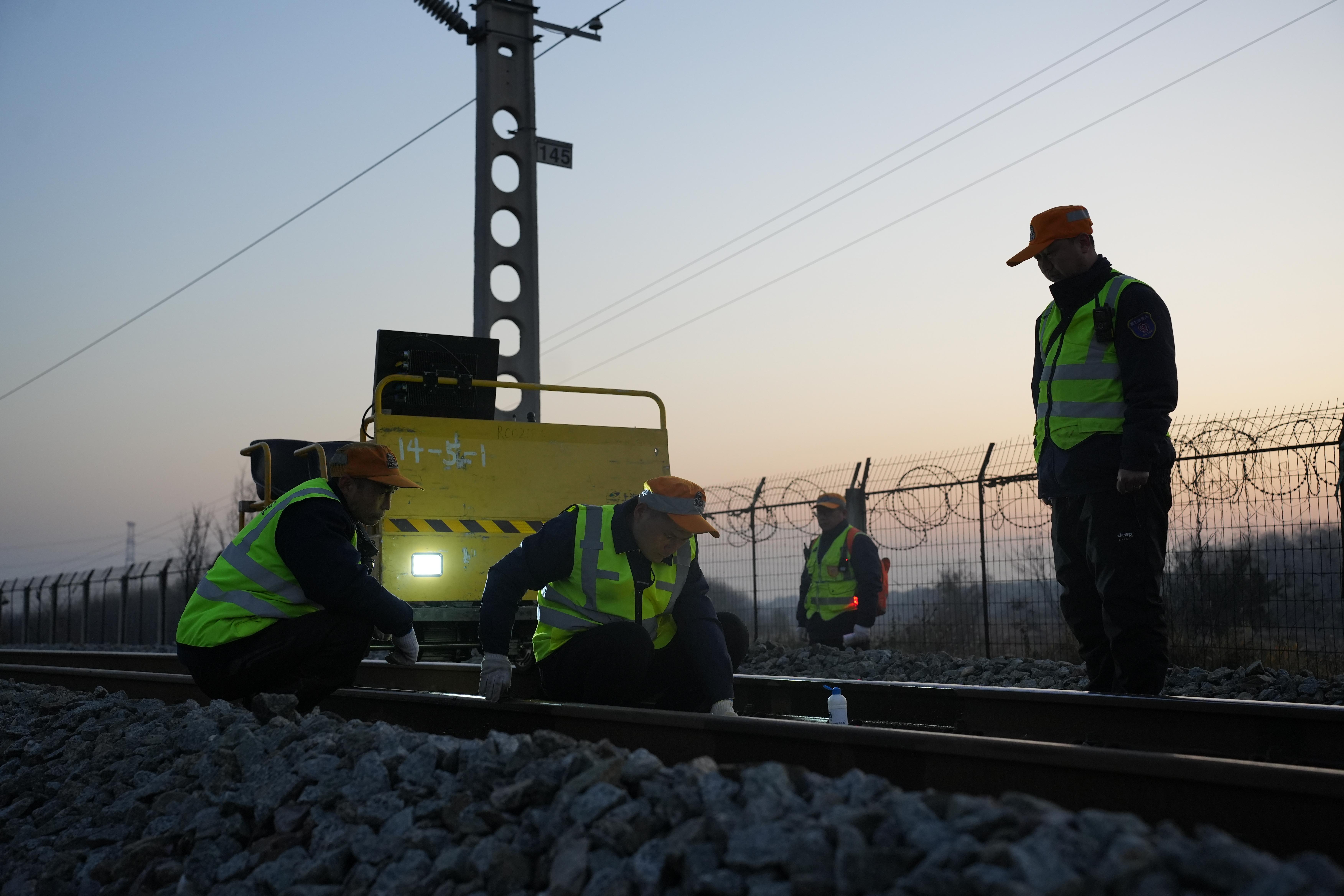 护航春运的钢轨“B超师”