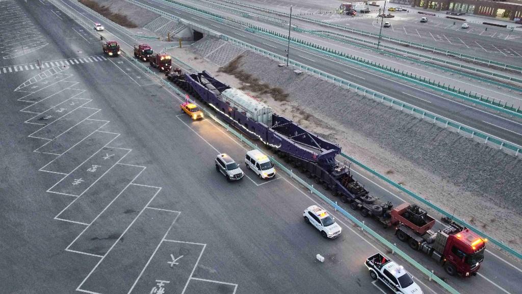 398吨“巨无霸”穿越南疆！ 中铁六局若民高速开启专属护航通道