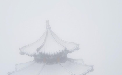 青岛的雪都下在崂山了！积雪厚度可达膝盖 漫山银...