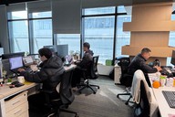 武汉小伙开“一人公司”卖AI服务，日营业额达千元，月租工位仅百元直言创业成本低