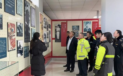 阳春三月学雷锋 黄海学院雷锋馆参观热潮涌动