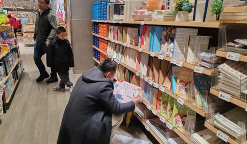 开学啦！青岛学子文具采购忙，学习用品迎来热销高峰