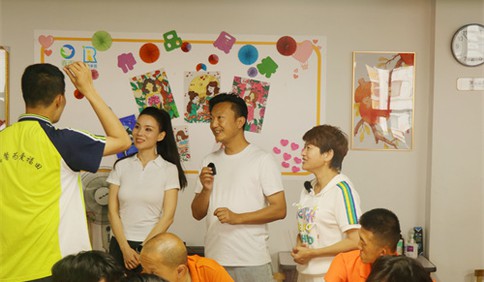 青岛“网红天团”走进“天使之家” 超强主播现场“开麦”为爱续航