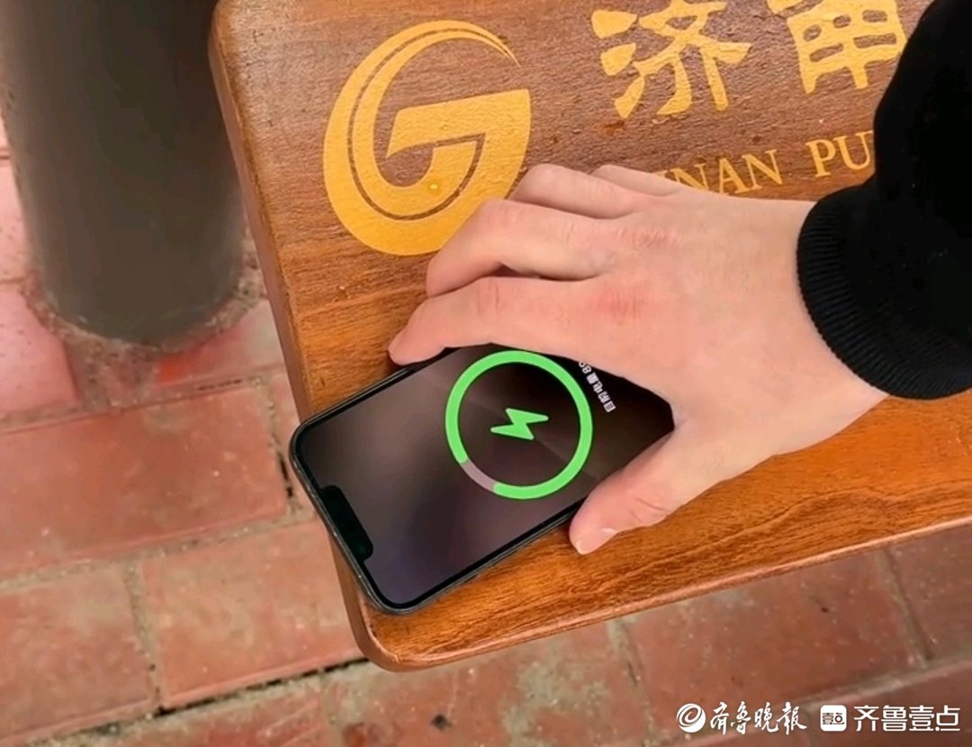 等车、充电两不误，济南公交站台座椅化身“移动充电宝”