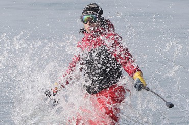 58岁散打冠军，海上玩起“水上漂”