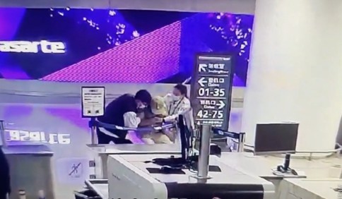 青岛故事丨平时没白练，关键时刻真救命！青岛机场72岁老人突发心梗高危，工作人员从死神手中救回老人