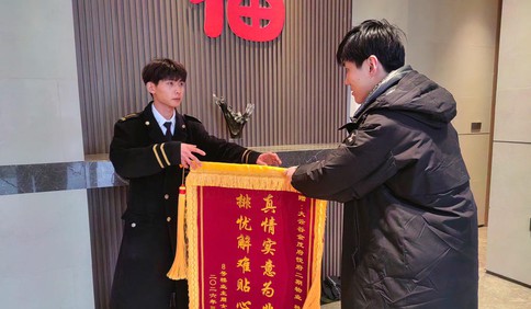 青岛故事｜一张模糊截图，深夜救回醉酒业主！26岁小区保安被赞“活地图”