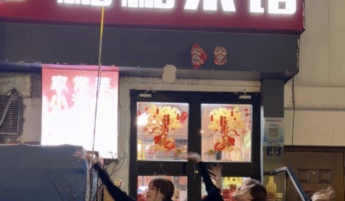 青岛故事｜双胞胎女孩店门口起舞火出圈，没承想“盘活”了妈妈的老菜馆
