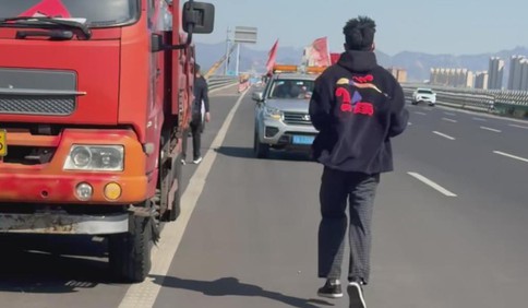 青岛故事｜大货车高速上轮胎起火，青岛90后小伙狂按喇叭拦下