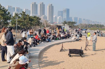 天公作美，青岛前海犹如闹市！