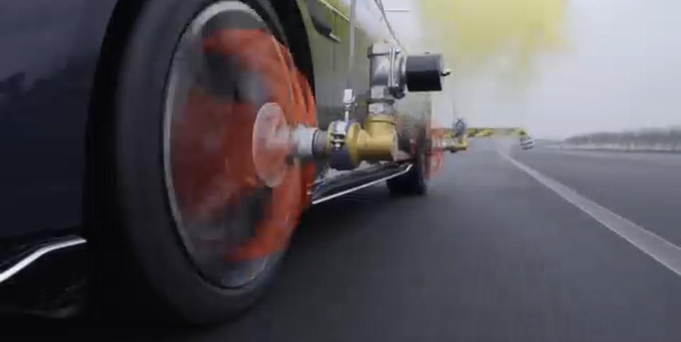 时速220公里爆胎稳停  重庆新能源车企发布新技术守护驾乘安全