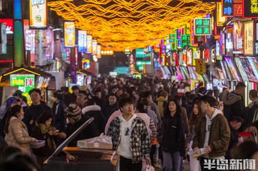 青岛台东步行街，夜晚人气“升温”