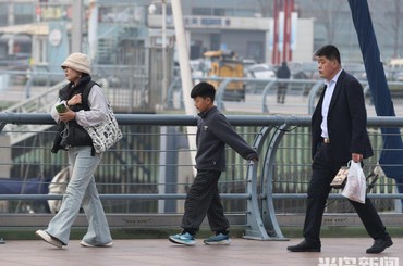 气温回升 青岛前海“升温”