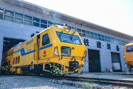 我国首台铁路隧道双动力智能捣固车下线