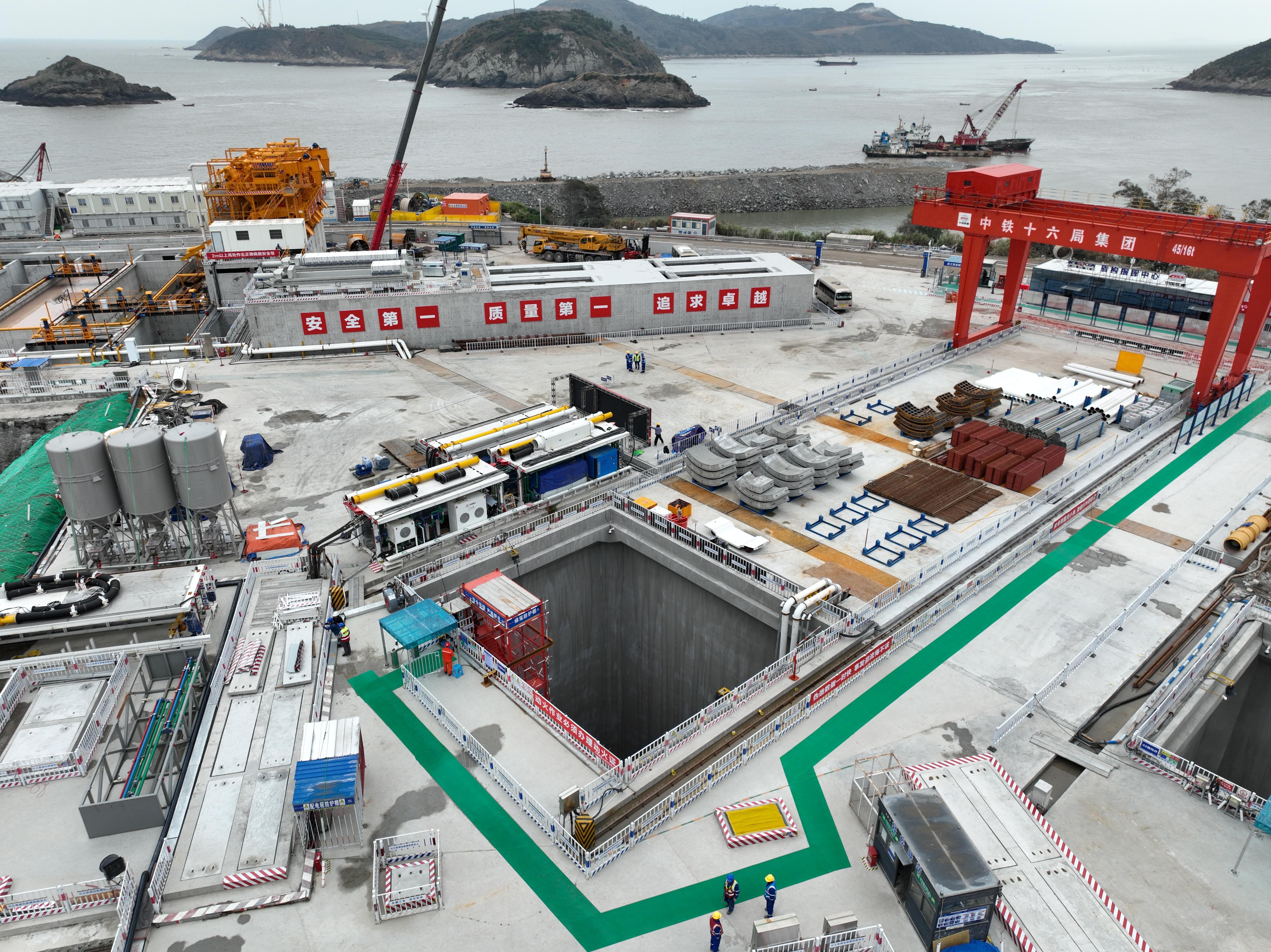 “苍核1号”盾构机始发