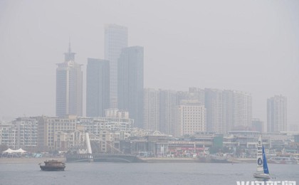 青岛：一雾封海岸，千里尽苍茫