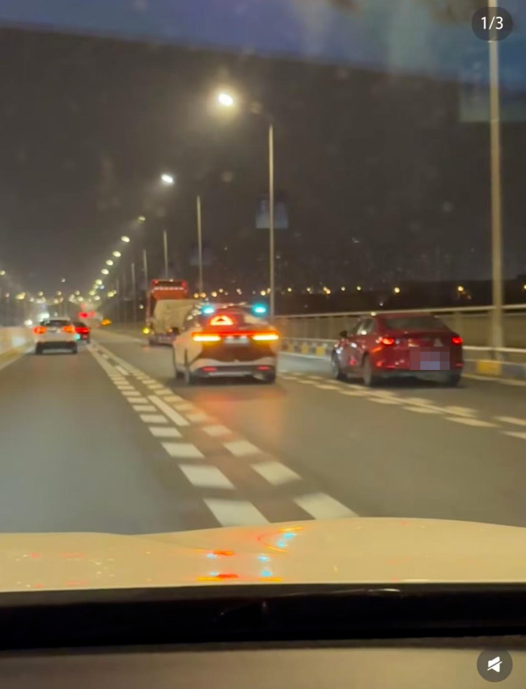 武汉萝卜快跑车辆疑因故障在道路上临停，乘客：客服称属网络故障