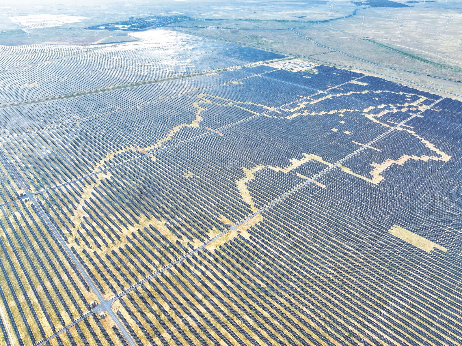 宁夏600万千瓦采煤沉陷区光伏基地建成投运  沉陷荒漠变身蓝色“光海”