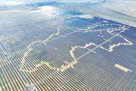 宁夏600万千瓦采煤沉陷区光伏基地建成投运  沉陷荒漠变身蓝色“光海”