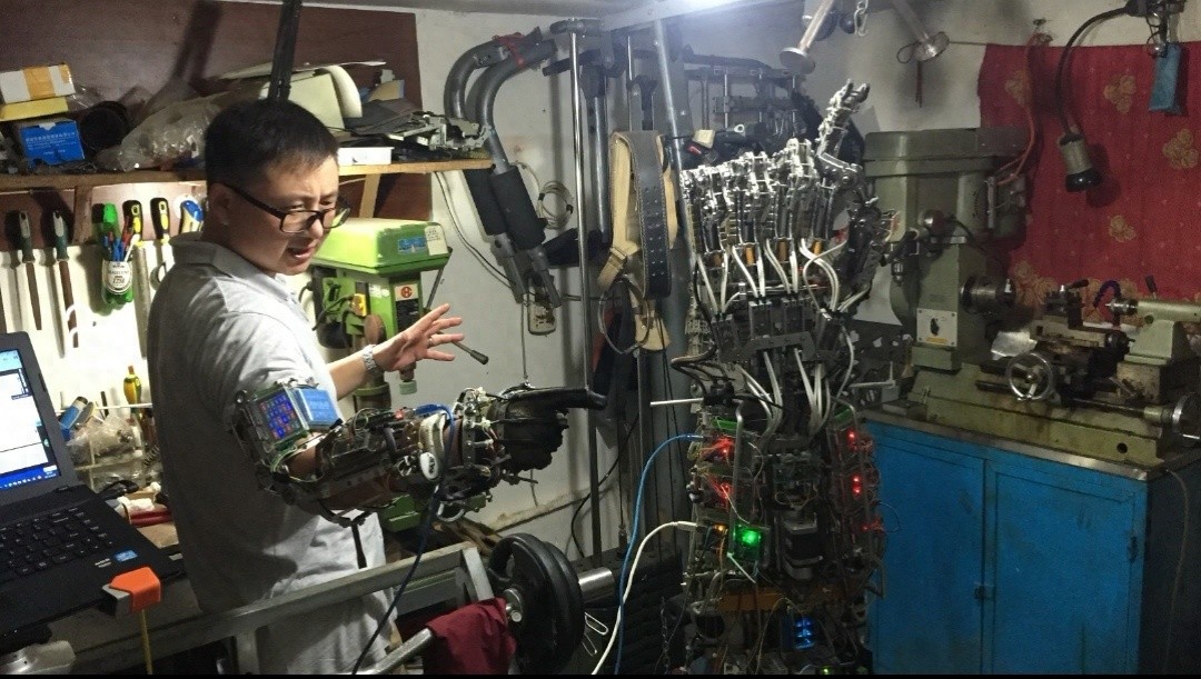 外企白领“手搓”机器人16年：想做残障人士用得起的辅助臂，梦想是造出火场救援机器