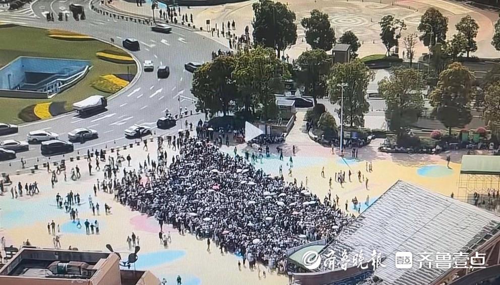 排队一个半小时仍无法进入景区，游客大喊“退票”！湖州龙之梦景区回应