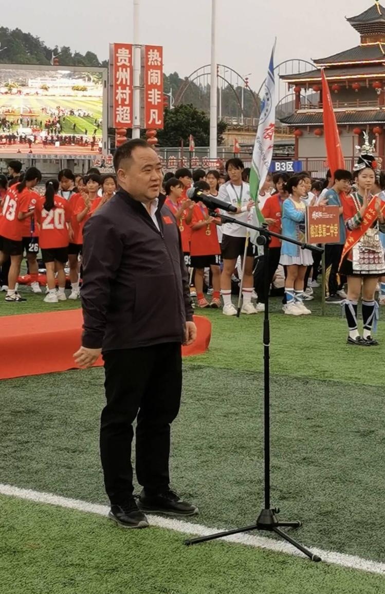 县委书记6秒闭幕发言只为让孩子早休息 超短发言已非第一次