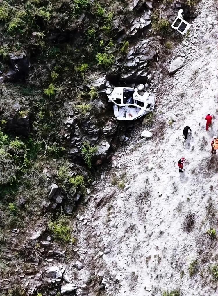 南太行一私家车从盘山公路坠崖，现场救援人员：车内一老人和一女子遇难