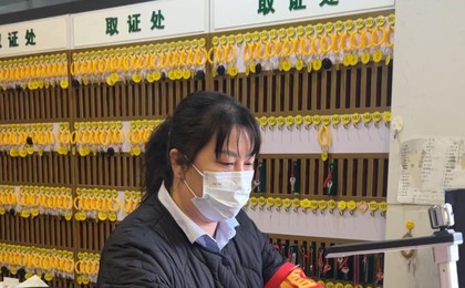 思念的摆渡人:清明节前他们一天10小时站立、2000...