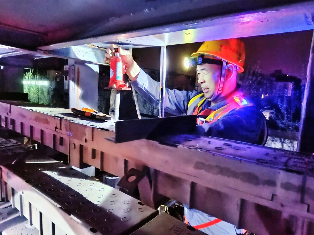 “翼缘板植筋工具”助力地铁声屏障加装提速