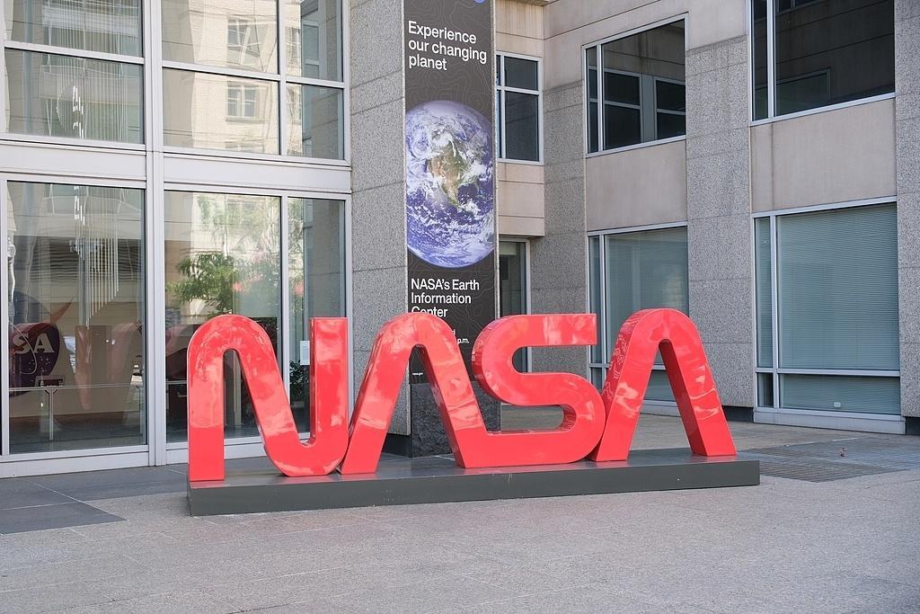 美载人绕月飞船开始返回地球之旅