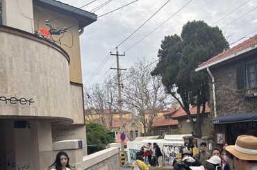 青岛龙江路漫画街游人如织 啤酒拍照成特色