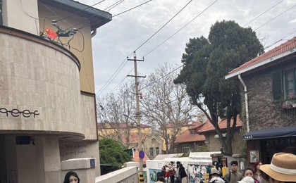 青岛龙江路漫画街游人如织 啤酒拍照成特色