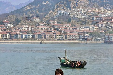 红瓦碧海相映，沙子口春日人气持续攀升