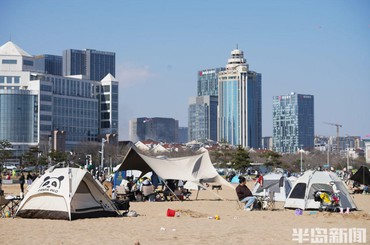 天气晴好，帐篷扎堆