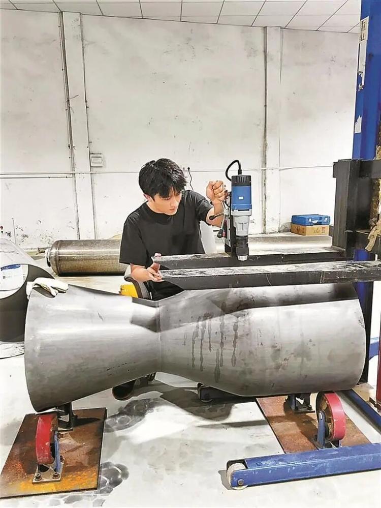 深圳95后小伙“手搓”火箭升空3.7公里，父亲：发生事故受伤也没放弃梦想