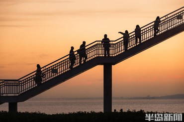 落日与桥影共绘浪漫