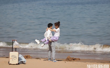 青岛第三海水浴场：晴日暖阳映海滨