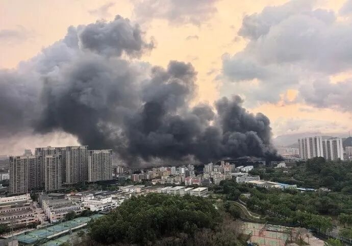 比亚迪深圳坪山车库出现火情，官方通报：火势已扑灭，没有人员伤亡