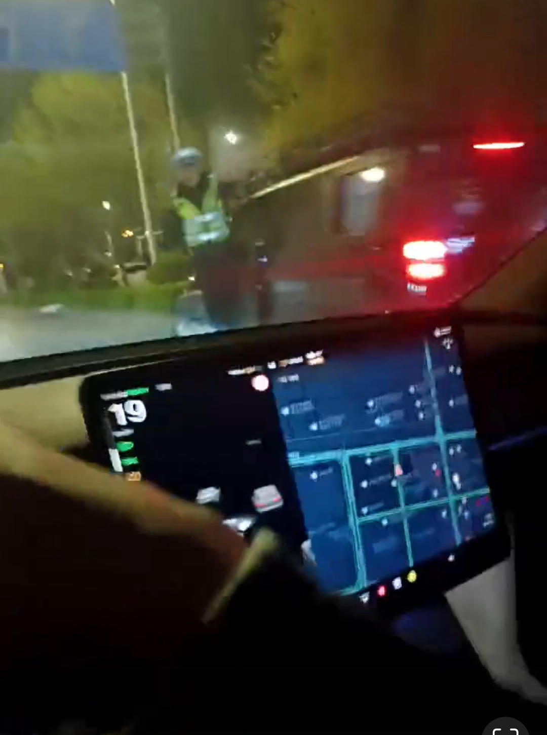 山西一交警查酒驾扒住车门被车带行，路过车主协助拦停，“有义务配合交警工作”