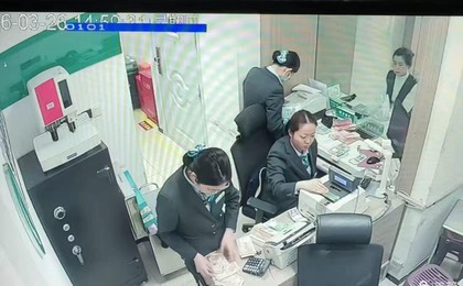 农行五莲市北支行耐心清点零钱暖民心