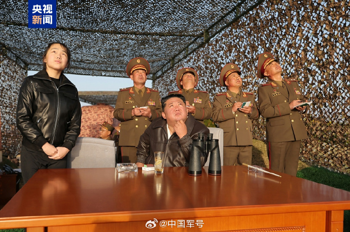 金正恩观摩改良版“火星炮-11丁”型地对地战术弹道导弹试射，对试射结果表示满意