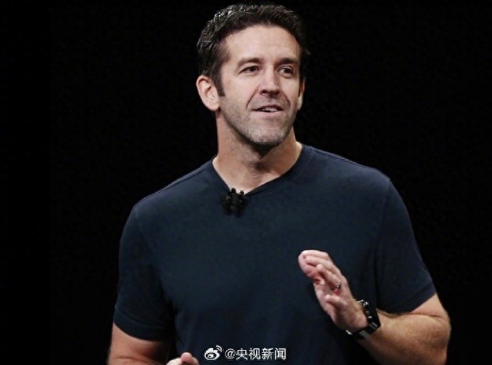 苹果公司宣布特纳斯将接替库克担任CEO，其长期负责硬件业务，库克将转任执行董事长