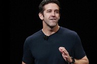 苹果公司宣布特纳斯将接替库克担任CEO，其长期负责硬件业务，库克将转任执行董事长