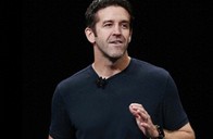 苹果公司宣布特纳斯将接替库克担任CEO，其长期负责硬件业务，库克将转任执行董事长