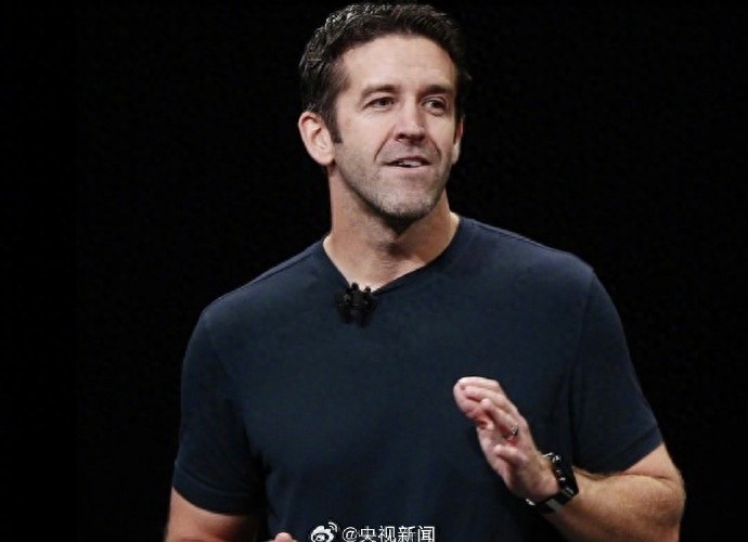 苹果公司宣布特纳斯将接替库克担任CEO，其长期负责硬件业务，库克将转任执行董事长
