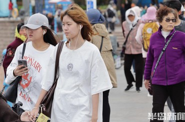 青岛：风大体感冷，春日“乱穿衣”