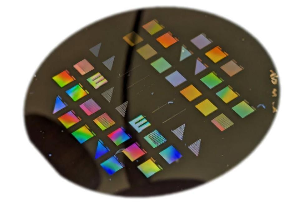 集成光路芯片能发出多种颜色激光